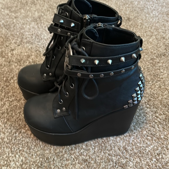 Boots - Picture 2 of 7